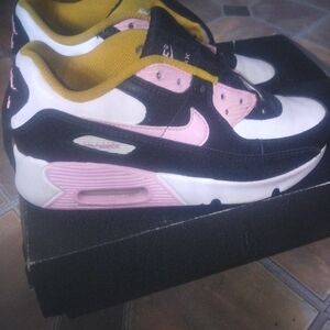 Nike Kids Sneakers in Pink And Black!  Without Laces